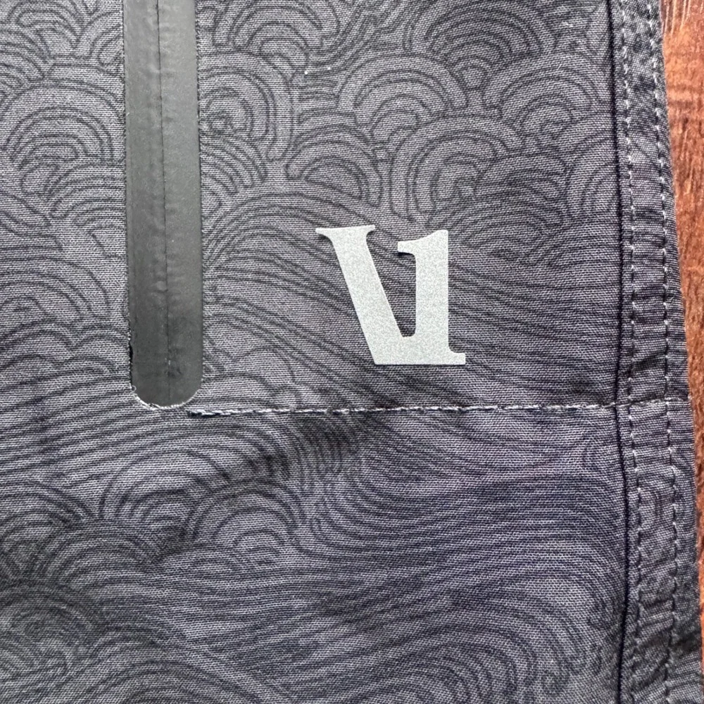 Vuori Mens Infinity Board Shorts Black Grey Wave Sz 38 Swim Trunks Surf Stretch